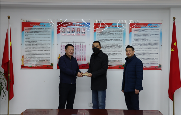 集團(tuán)公司黨委委員、副總經(jīng)理胡新付到公司走訪慰問